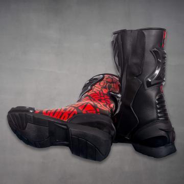Bottes de moto rouges et noires