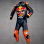 Brad Binder Costume Red Bull KTM MotoGP 2023 Vue de gauche