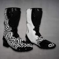 botte de moto noire et blanche