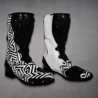 botte de moto noire et blanche